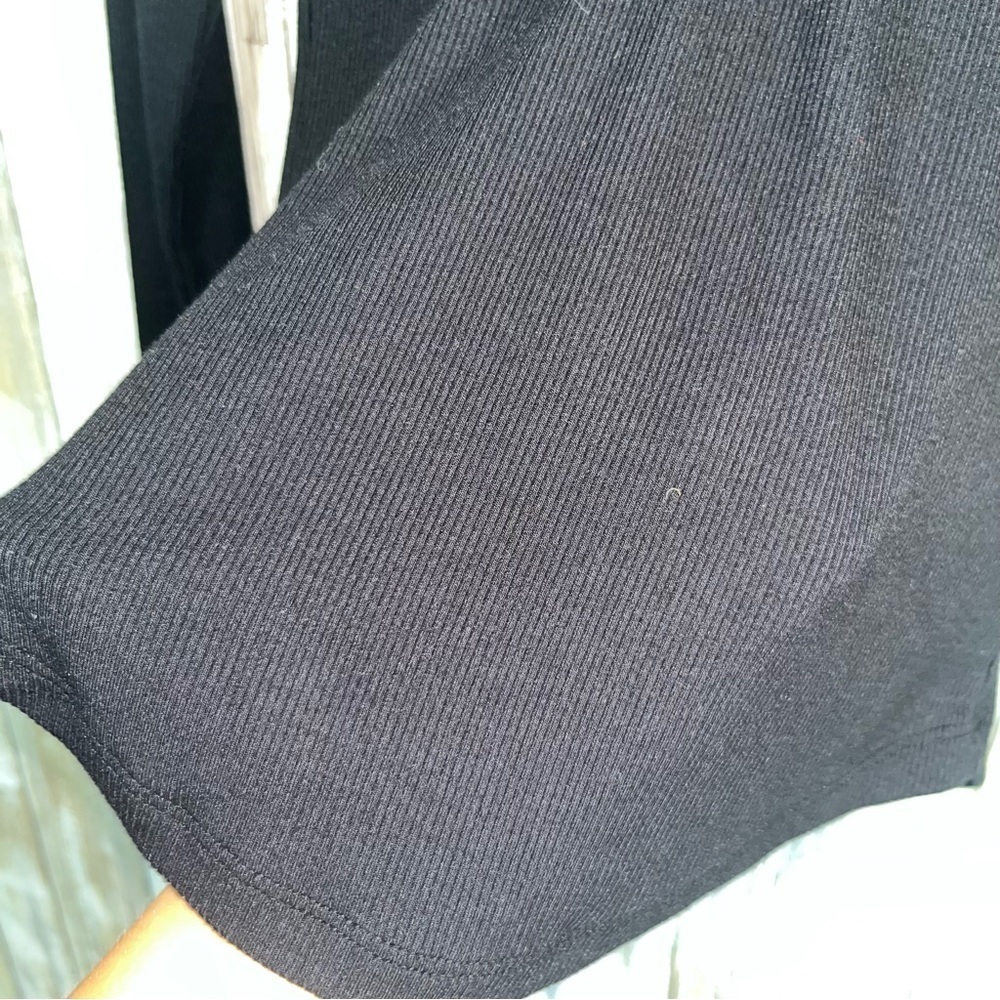 American Eagle Black Ribbed V Neck - Picture 4 of 5